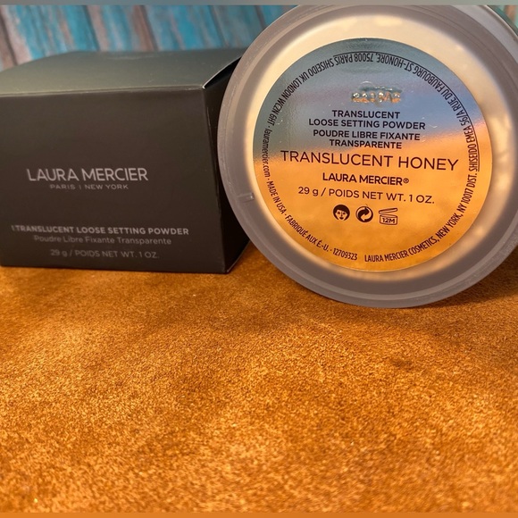 Laura Mercier Translucent Setting Powder & Velour Puff (NEW) - Picture 5 of 11